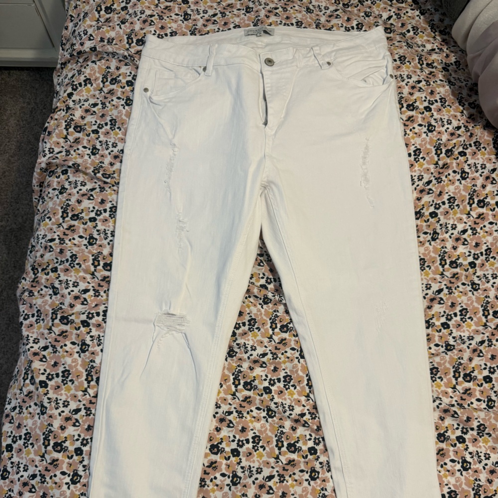 Chic Soul Distressed Women’s skinny white jeans